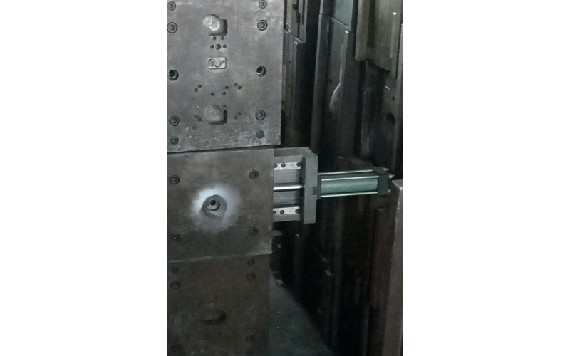 模具廠手上的油缸，原理簡單，使用方便，便于使用！